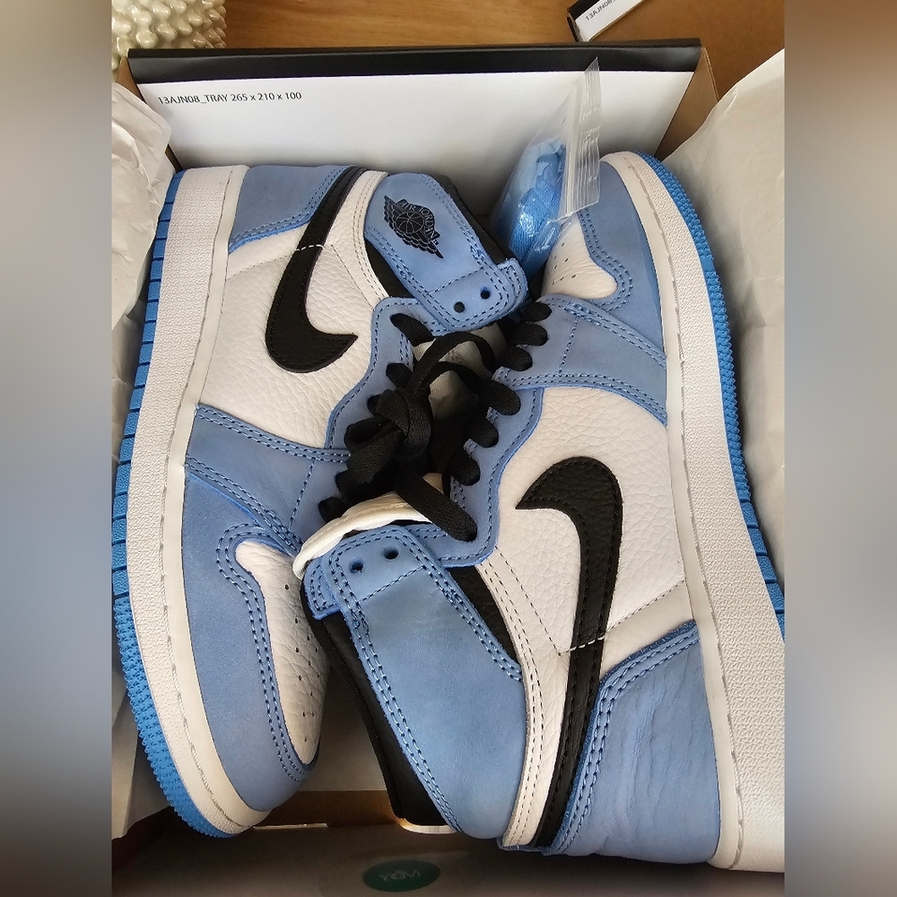 Jordan 1 Retro High OG 4.5 Y - Picture 9 of 11